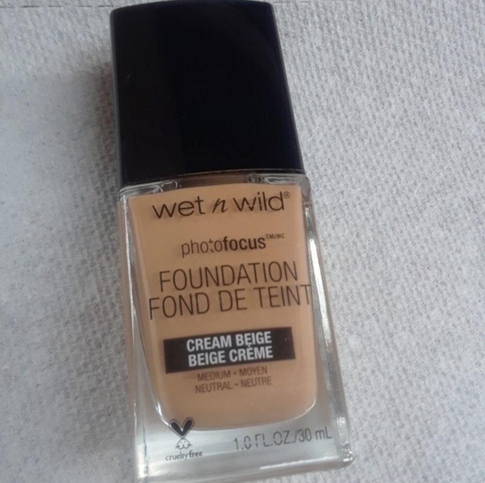 🛍Wet N Wild Photofocus Golden Beige Foundation - Picture 1 of 4